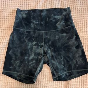 Camo Navy Lululemon 6” Align Shorts in size 6